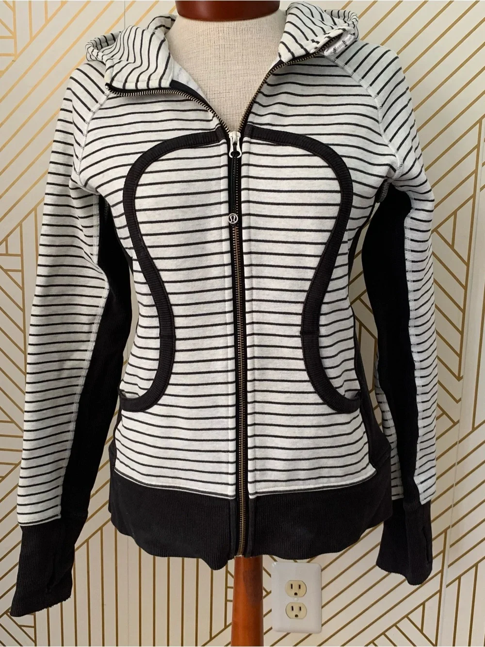 Lululemon Scuba Striped Full Zip Up Hoodie logo front Black & white Size 6
